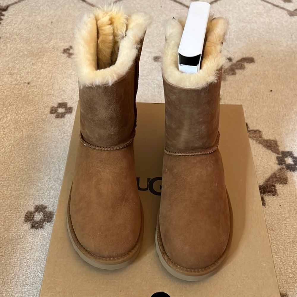 Brand new UGG Bailey bow II in chestnut. Size 8